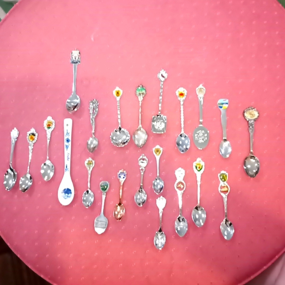 22 pcs Vintage Souvenir Silver Plated Spoons Pewter States Countries Displayed